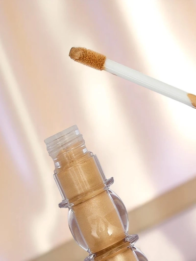 Iluminator lichid pentru față cu pensulă Golden Petal