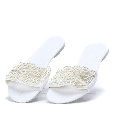 Białe klapki z koralikami Amely - Obuwie