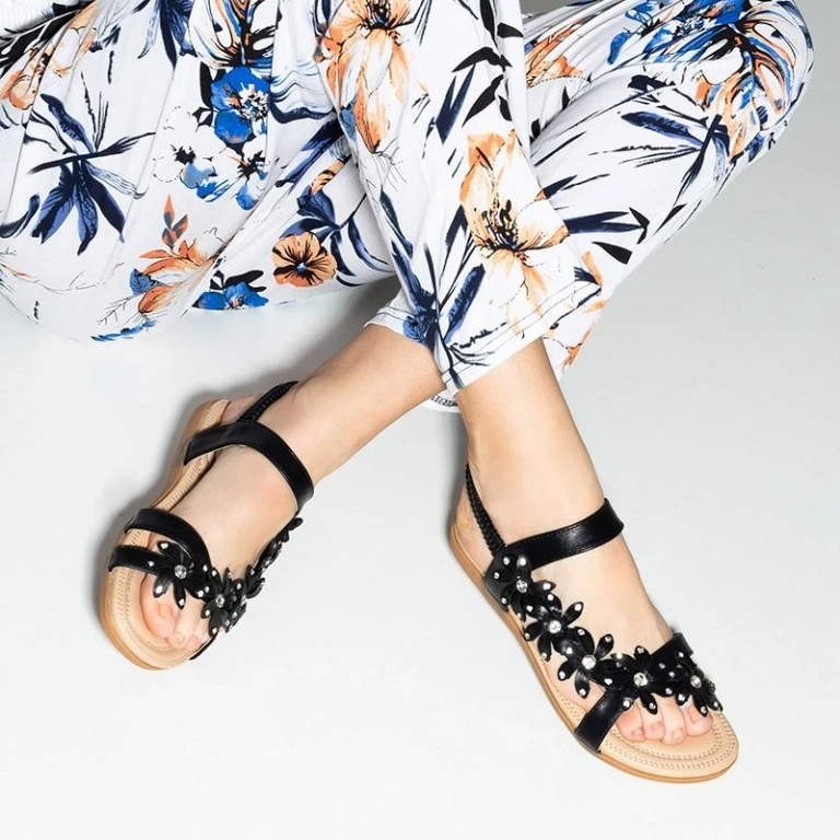 OUTLET Sandale negre de damă cu flori Aflori - Încălțăminte