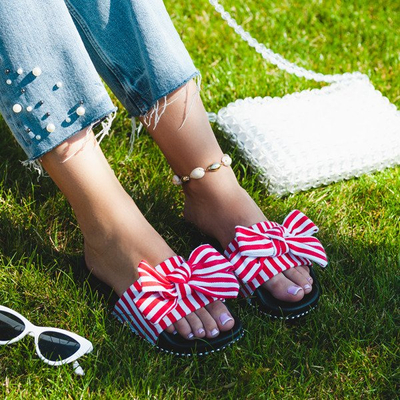 Biało-czerwone klapki z kokardką Akelia - Obuwie