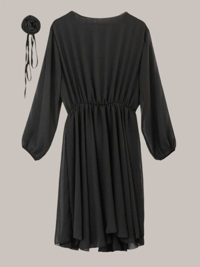 Rochie clasică pentru femei de genunchi Royalfashion Rochie elegantă și atemporală pentru femei, până la genunchi, cu un decolteu tip wrap și o talie elastică. Rochia are mâneci lungi din plasă și o curea adițională decorativă cu o floare. O alegere excel