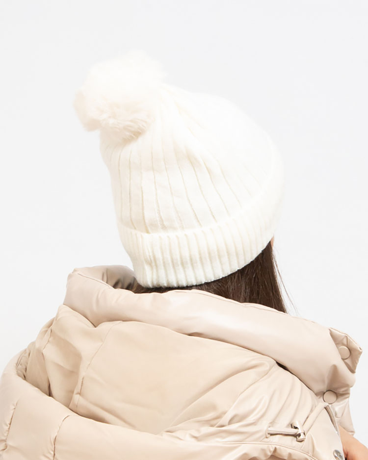 Royalfashion Șapcă izolată albă pentru femei cu pompon