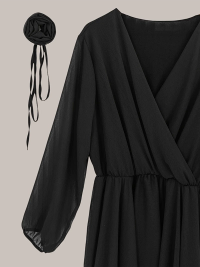 Rochie clasică pentru femei de genunchi Royalfashion Rochie elegantă și atemporală pentru femei, până la genunchi, cu un decolteu tip wrap și o talie elastică. Rochia are mâneci lungi din plasă și o curea adițională decorativă cu o floare. O alegere excel