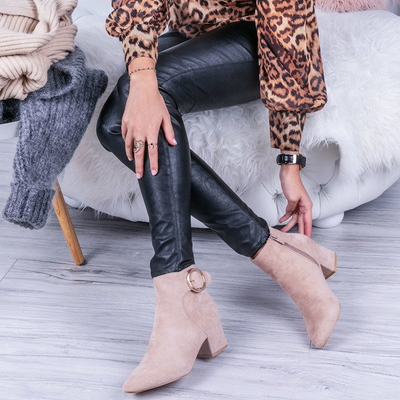 Beżowe botki na słupku z ozdobną klamrą Joelle- Obuwie