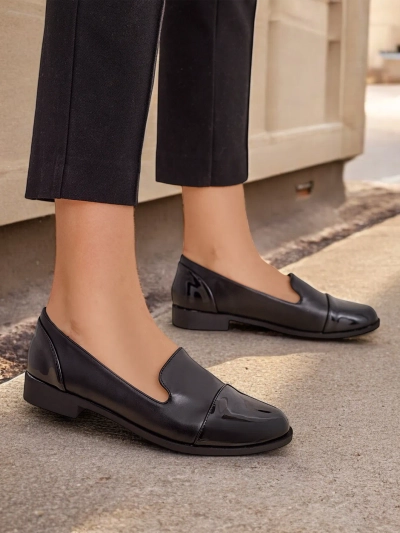 Royalfashion Mocasini eleganți pentru femei. Model unic de mocasini pentru femei, cu talpă plată. Un model clasic realizat dintr-o combinație de piele de catifea și eco-piele lucioasă, cu o talpă interioară din eco-piele. Perfect pentru purtare zil