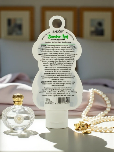 Sadoer Bamboo Leaf cremă de mâini 50 ml în ambalaj Panda - Aurelia Edition”, tradus în română ar fi: „Cremă de mâini Sadoer Bamboo Leaf 50 ml în ambalaj Panda - Ediția Aurelia”, dar având în vedere că produsul original este Jasmine Lemon, ar trebui să fie