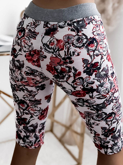 Pantaloni scurți 3/4 damă în alb și flori PLUS SIZE - Îmbrăcăminte