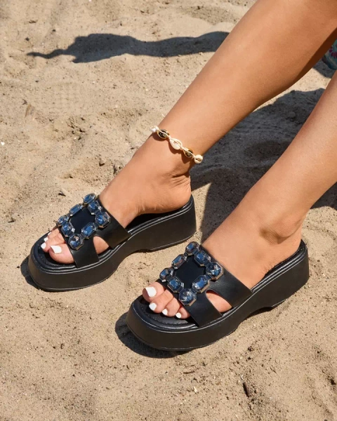 Royalfashion Șlapi de damă negri cu ornamente pe o talpă solidă Norixi