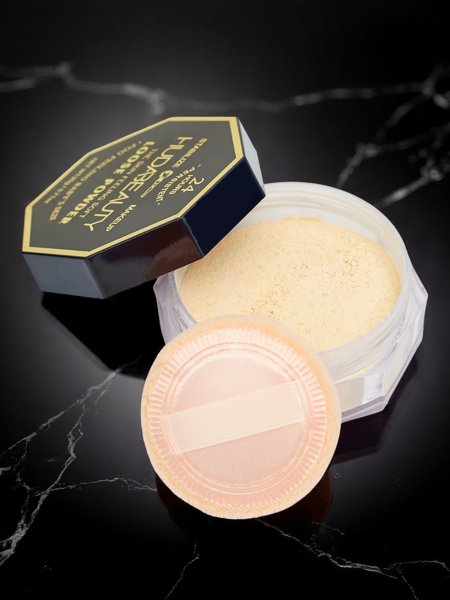 Pudră liberă pentru față cu efect de finisare naturală