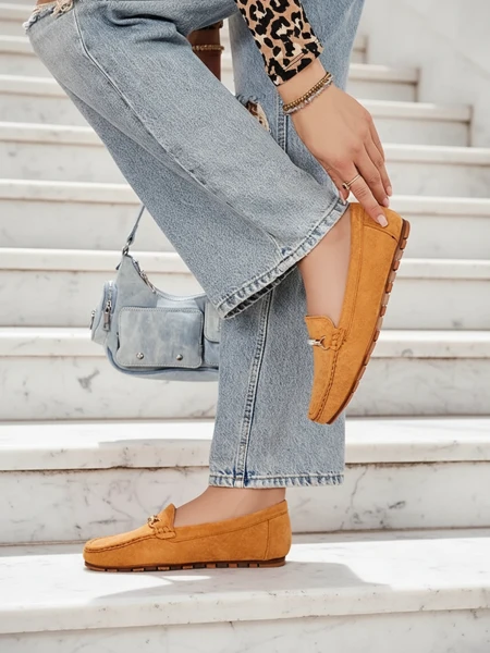 Mocasini Dama Camel Aurelia din Piele Întoarsă cu Ornament - Confort și Stil pe Toc Plat