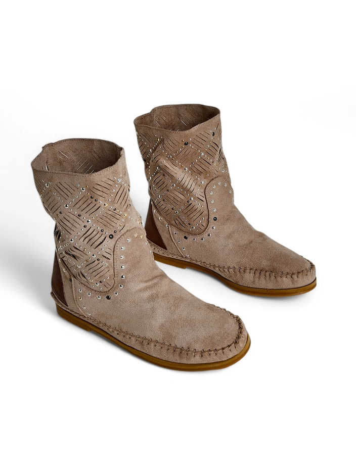 Cizme de gleznă Royalfashion pentru femei pe o platformă joasă cu cuie, stil indian