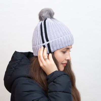 Căciulă izolată gri cu dungi albe și pompon - Accesorii