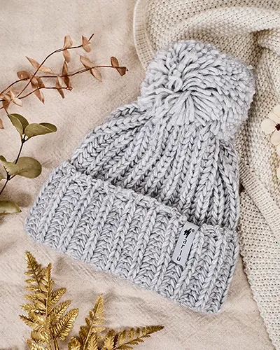 Căciula de tricot pentru femei de la Royalfashion cu pompon