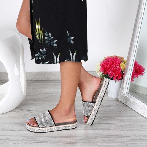 Czarne klapki z cyrkoniami na platformie Naomie- Obuwie