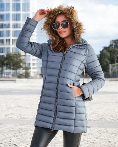 Geaca de iarna matlasata pentru femei Royalfashion Geaca de iarna matlasata si calduroasa pentru femei. Geaca are o gluga detasabila cu blana nedetasabila si doua buzunare. Este inchisa cu fermoar. Model umplut cu puf sintetic. Perfecta pentru iarna! 8765