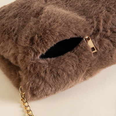 Geantă de umăr din blană maro - Genți de mână