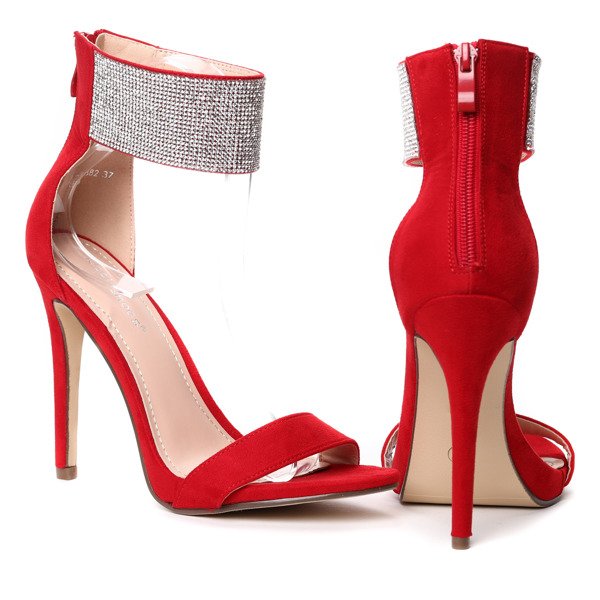 Czerwone sandały na szpilce ze zdobionym paseczkiem Raquel- Obuwie