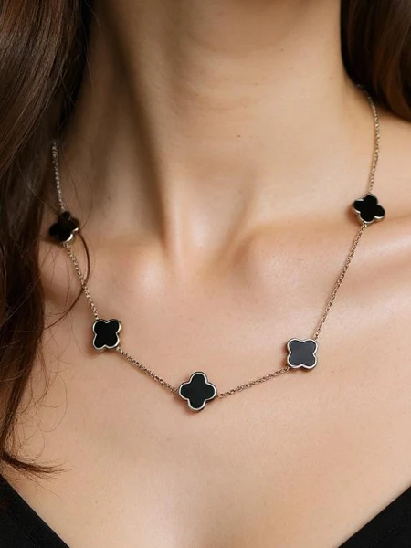 Colier Aurelia Clavis cu sidef în montură aurie – eleganță stilată