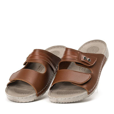 Męskie klapki w kolorze brązowym Federico - Obuwie