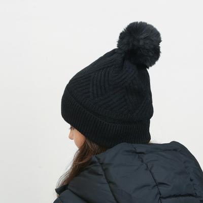 Căciulă neagră izolată pentru femei cu pompon - Accesorii