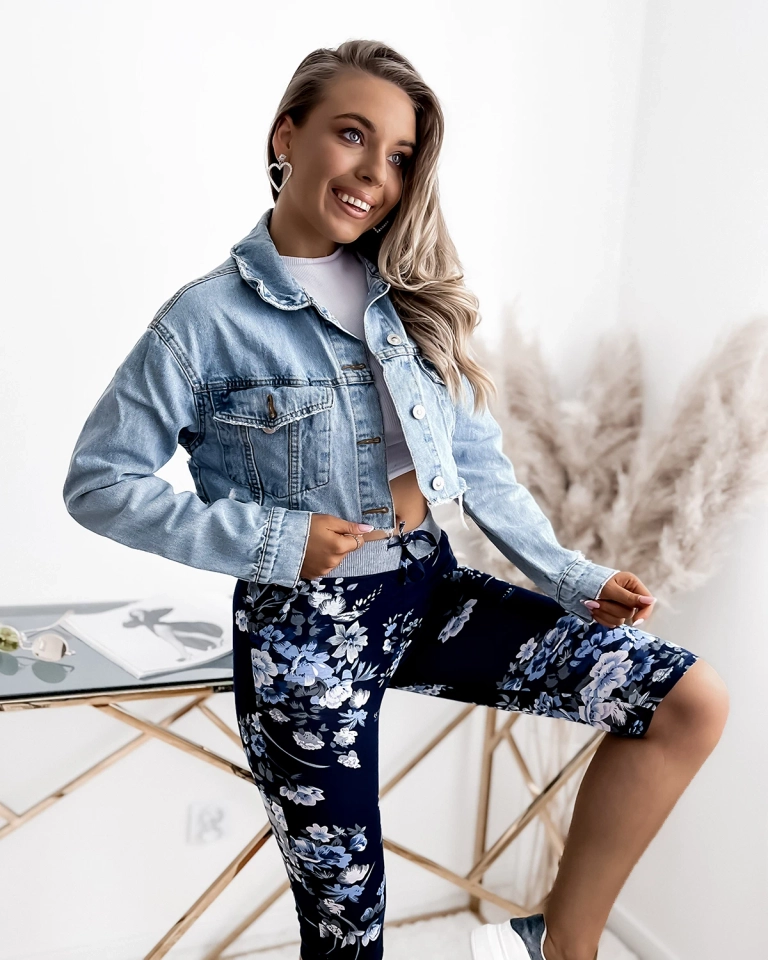 Pantaloni scurți 3/4 de damă bleumarin cu flori albastre PLUS SIZE - Îmbrăcăminte