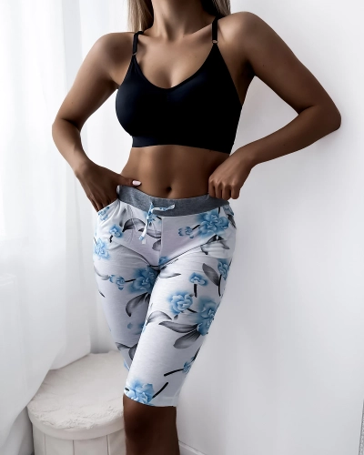 Pantaloni scurți de damă, albi, 3/4 lungime, cu flori albastre, MARIM PLUS - Îmbrăcăminte