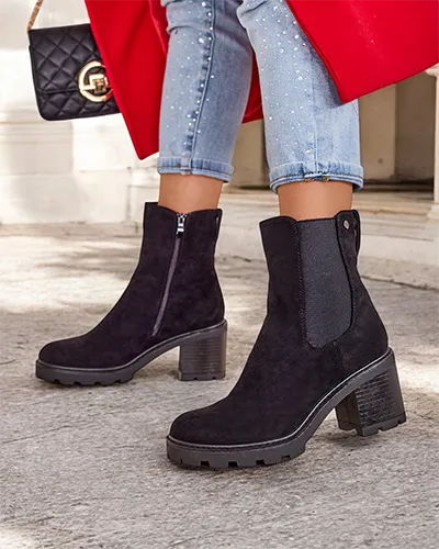 Bocanci de glezna pentru femei din ecorezina Royalfashion pe un post Weggis