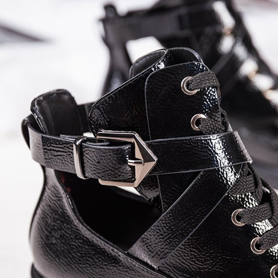 Czarne botki lakierowane na płaskim obcasie Ivone - Obuwie