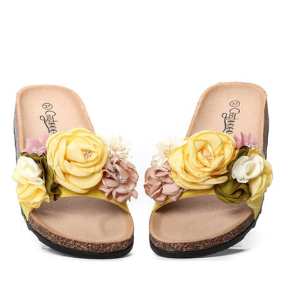 Żółte klapki z kwiatkami Xaverina- Obuwie