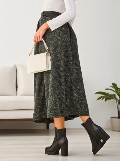 Fusta midi pentru femei Royalfashion Fusta midi pentru femei fabricată dintr-un material moale. Modelul are 2 buzunare și o curea în set. O bază ideală pentru multe ținute unice! NOTĂ: Precizia măsurătorilor (+/-) 1 cm. 87654321 <p>Dimensiunile sunt măsur