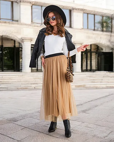 Fusta midi cu tulle pentru femei de la Royalfashion
Fusta midi pentru femei fabricata din material usor cu tulle. Model cu captuseala, banda elastica in talie. Fusta va fi ideala pentru toamna! NOTA: Precizia masuratorii (+/-)