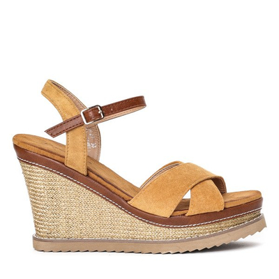 Jasnobrązowe sandały na zdobionym koturnie Bastina - Obuwie