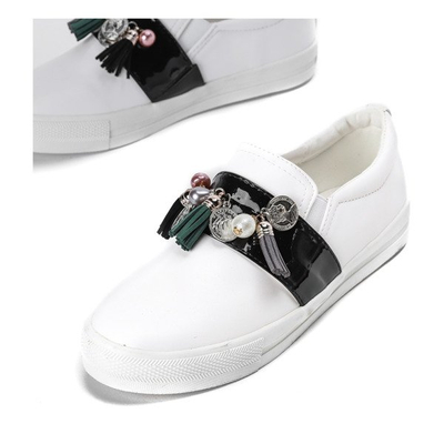 Biało-czarne tenisówki slip on z zawieszkami Clarette - Obuwie