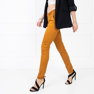 Pantaloni de damă cu talie joasă de culoare cămilă - Îmbrăcăminte