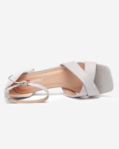 OUTLET Sandale gri dama pe un stâlp pătrat joasă Cefernia - Încălțăminte