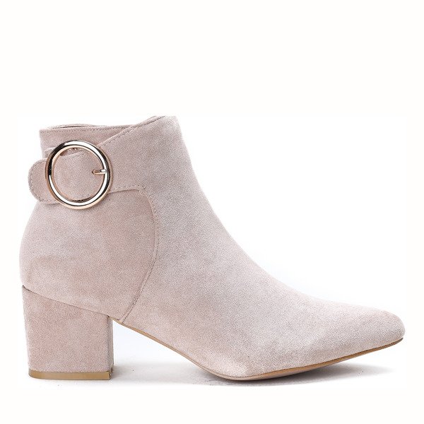 Beżowe botki na słupku z ozdobną klamrą Joelle- Obuwie