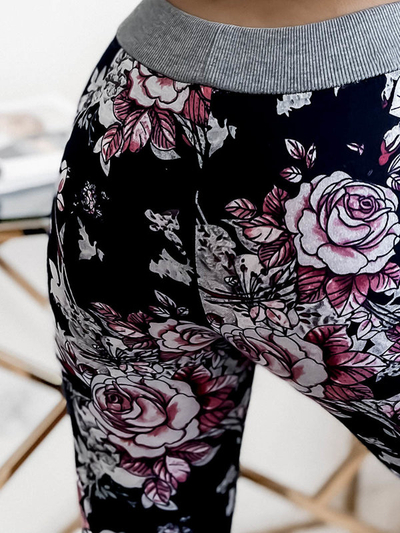 Pantaloni scurți de damă 3/4 cu flori în albastru marin și roz PLUS SIZE - Îmbrăcăminte