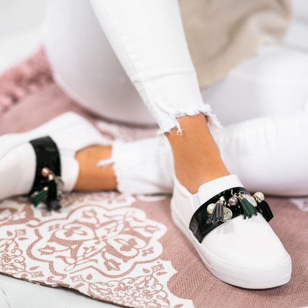Biało-czarne tenisówki slip on z zawieszkami Clarette - Obuwie