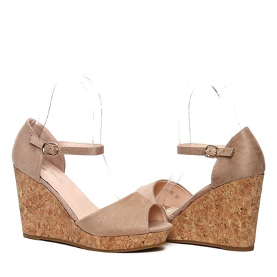 Beżowe sandały na koturnie - Obuwie