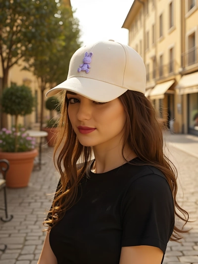 Royalfashion Șapcă cu patch Bunny Chic