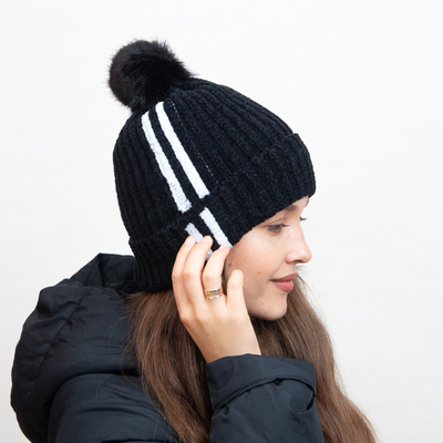 Căciulă izolată neagră cu dungi albe și pompon - Accesorii