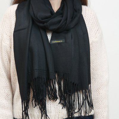 Eșarfă mare de damă neagră cu ciucure - Accesorii