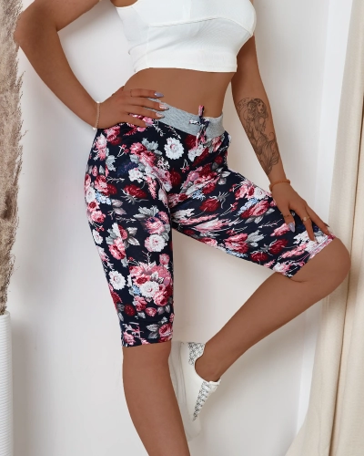 Pantaloni scurți de damă maro 3/4 cu model floral - Îmbrăcăminte