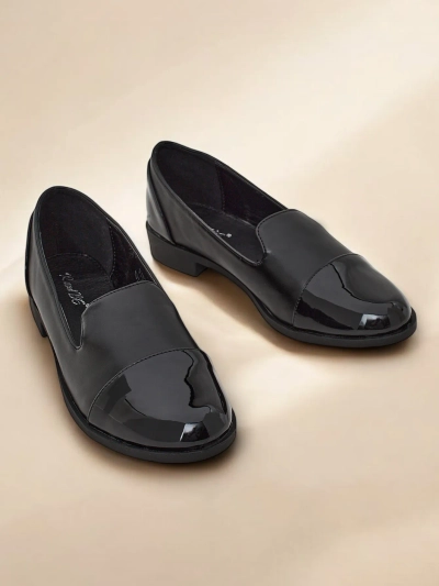 Royalfashion Mocasini eleganți pentru femei. Model unic de mocasini pentru femei, cu talpă plată. Un model clasic realizat dintr-o combinație de piele de catifea și eco-piele lucioasă, cu o talpă interioară din eco-piele. Perfect pentru purtare zil