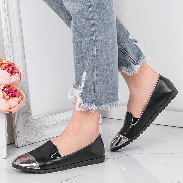 Czarne slip on z lakierowanym noskiem Jomelyn - Obuwie