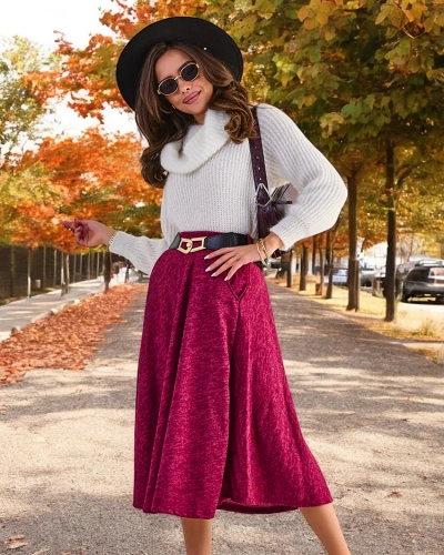 Fusta midi pentru femei Royalfashion. Fusta midi pentru femei, realizată dintr-un material moale. Modelul vine cu o curea. Fundația perfectă pentru multe ținute unice! NOTĂ: Precizia măsurătorilor (+/-)