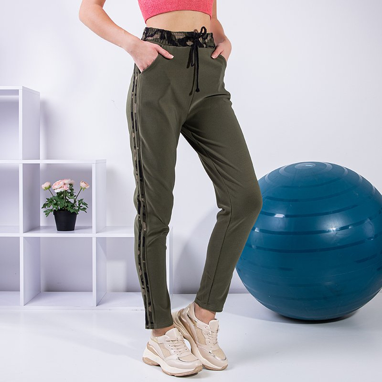 Pantaloni de trening pentru femei cu dungi kaki - Îmbrăcăminte