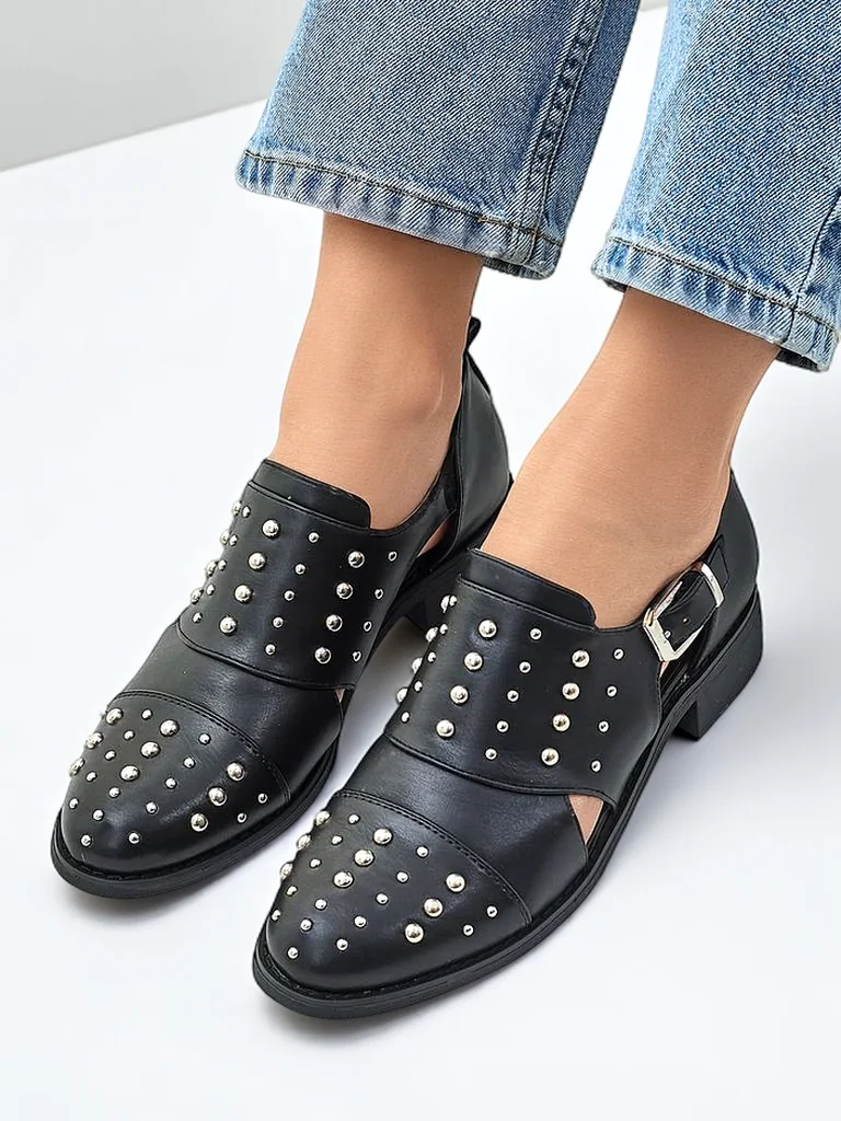 Pantofi pentru femei Royalfashion decorați cu decupaje și capse Azaldoes