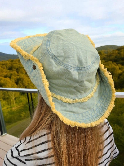 Topi matahari wanita Aristea jins pastel dengan trim kuning boho