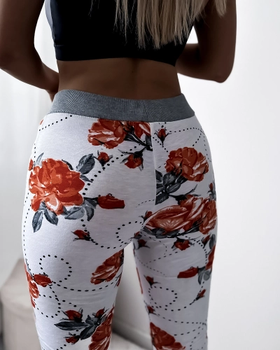 Pantaloni scurți de damă, albi, 3/4 lungime, cu flori roșii PLUS SIZE - Îmbrăcăminte